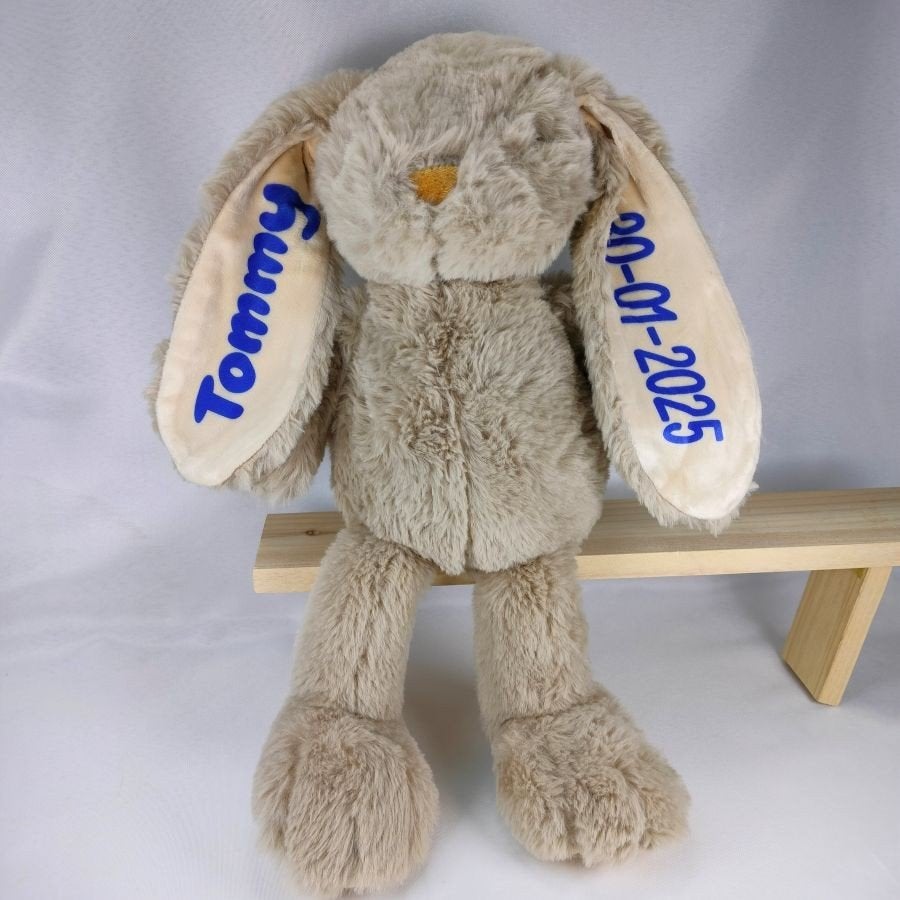 Knuffel konijn met naam en geboortedatum, Handgemaakt, Ophalen of Verzenden, Middelgroot (20 tot 80 cm), Beige