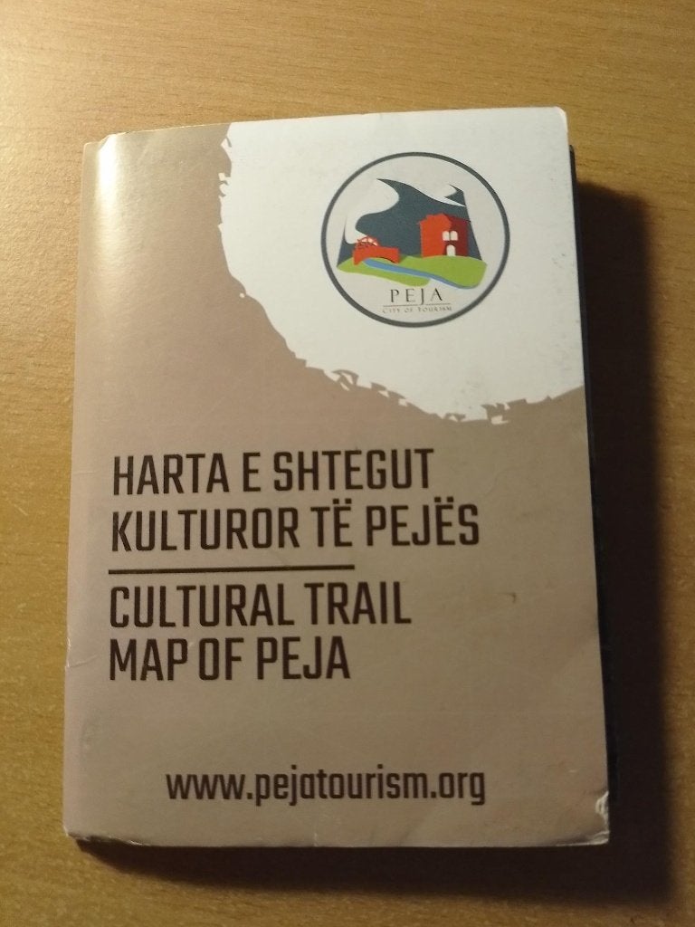 stadsplattegrond van Peja (Kosovo), Boeken, Atlassen en Landkaarten, Verzenden, 2000 tot heden, Europa Overig, Landkaart