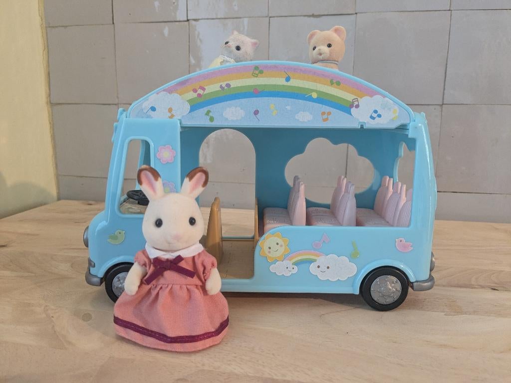 Sylvanian Families - bus + 3 poppetjes, Ophalen of Verzenden, Zo goed als nieuw