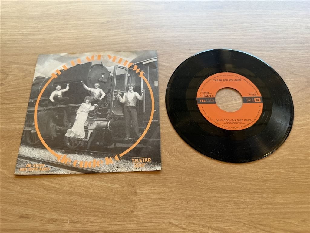 The black yellows - de sjees van ome kees, Ophalen of Verzenden, Zo goed als nieuw, Nederlandstalig