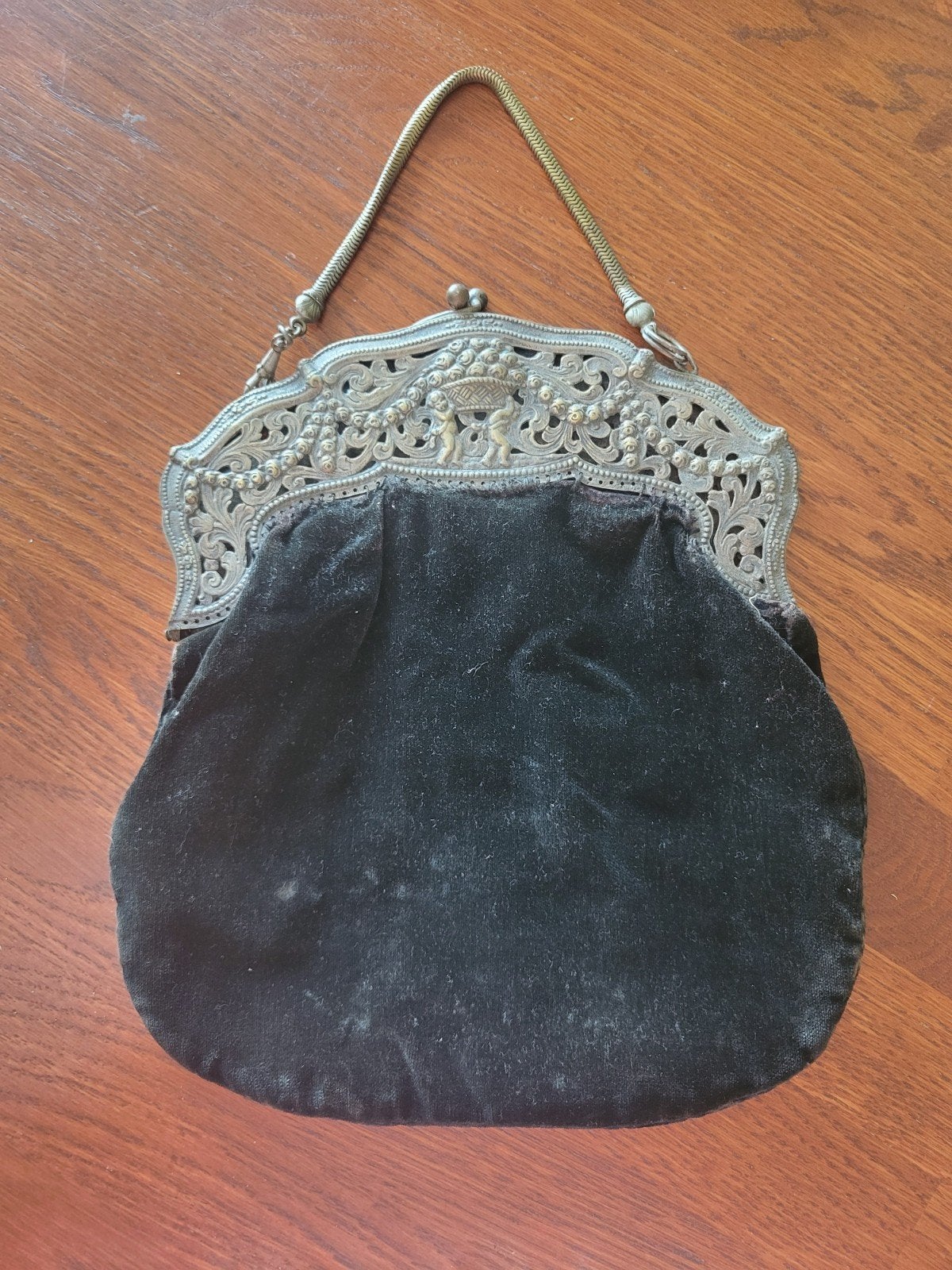Antieke fluwelen handtas met sierlijke verzilverde beugel, Ophalen of Verzenden, Dames