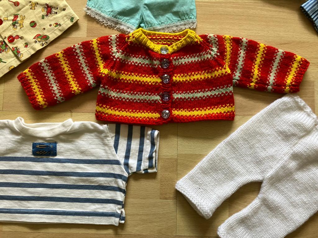 16 stuks meest handgemaakte vintage poppenkleertjes izgs, Ophalen of Verzenden, Gebruikt, Kleertjes