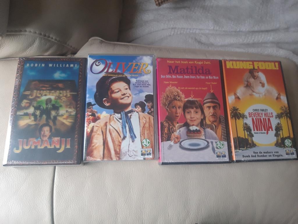 4 nieuwe VHS videobanden Jumanji, Matilda, Oliver, ninja, Cd's en Dvd's, VHS | Kinderen en Jeugd, Nieuw in verpakking, Kinderprogramma's en -films