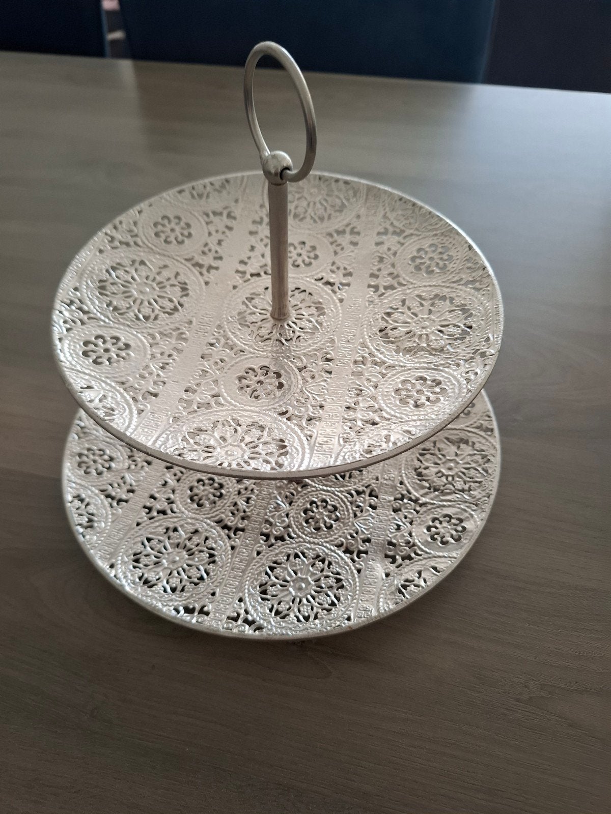 Zilverkleurig etagere dienblad met sierlijk patroon, Gebruikt, Decoratieve rand, Rond, Ophalen of Verzenden
