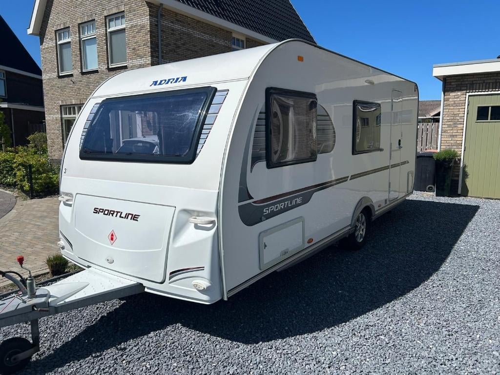 Adria Sportline 542 DT 2014 | 7 Slaapplaatsen, Caravans en Kamperen, Caravans, Rondzit, Lengtebed, Particulier, Adria