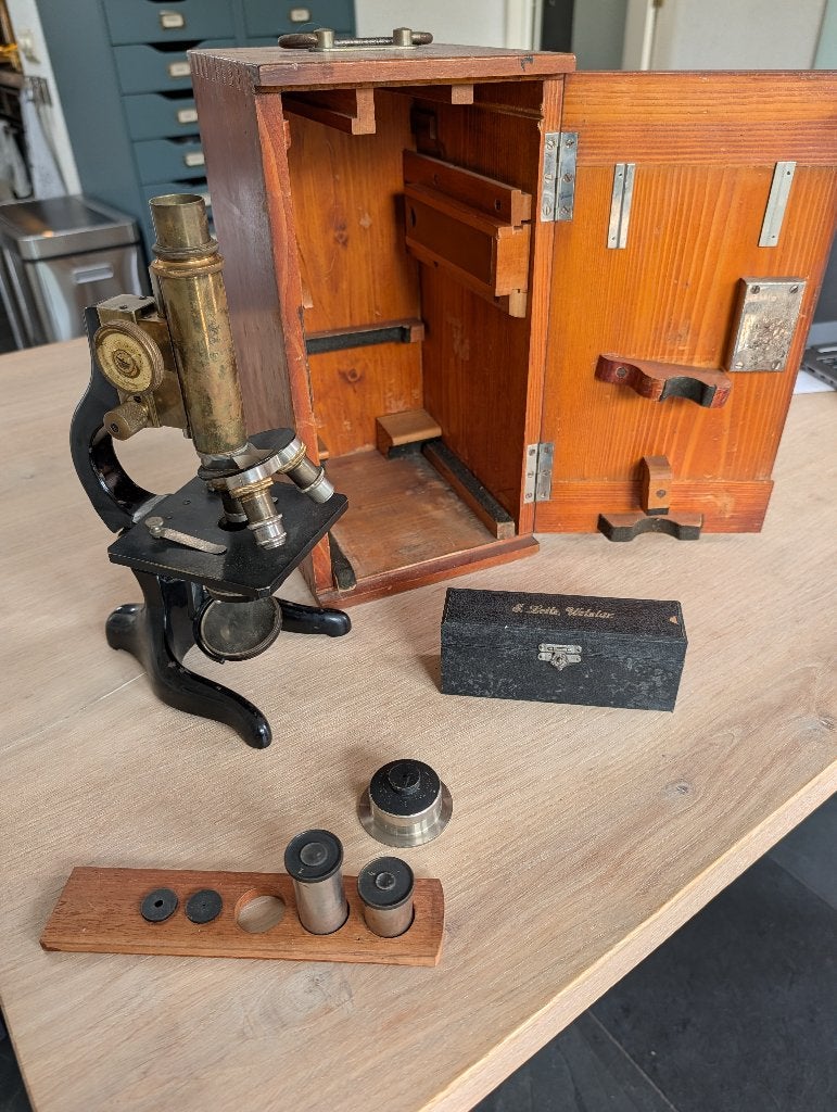 In Zwolle:  Leitz Wetzlar microscoop uit 1942, Audio, Tv en Foto, Optische apparatuur | Microscopen, Ophalen, Gebruikt, 400x tot 1000x