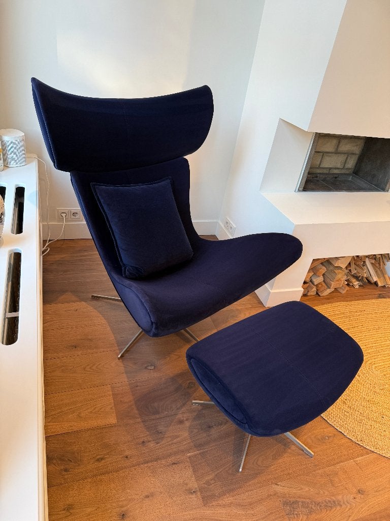NEW Bo Concept Imola stoel + voetensteun + kussen, Huis en Inrichting, Stoelen, Ophalen, Blauw, Zo goed als nieuw, Stof