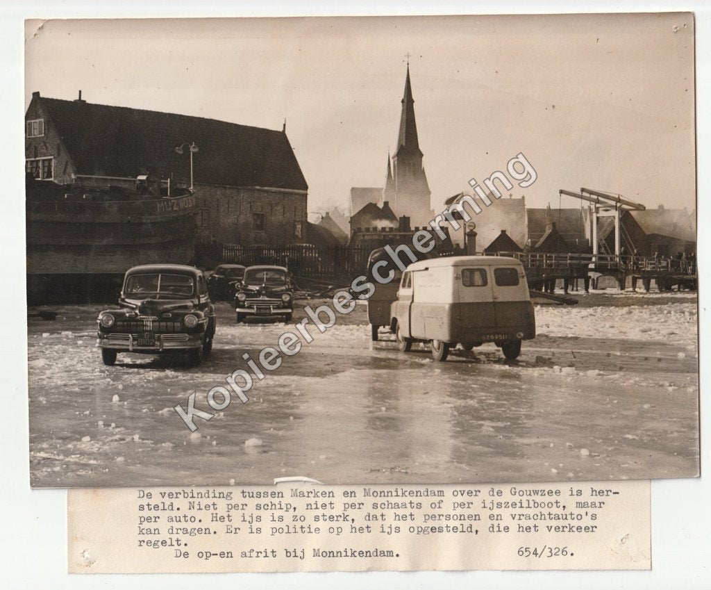 Bevroren Gouwzee Monnikendam oldtimers op het ijs 1954, Verzamelen, Foto's en Prenten, Gebruikt, Verzenden, Foto, 1940 tot 1960