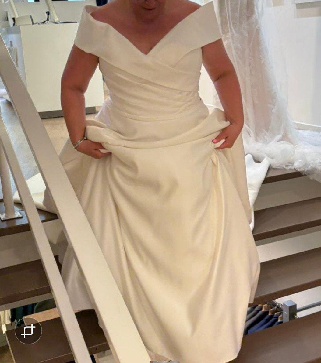 Elegante trouwjurk met off-shoulder halslijn, Trouwjurk, Wit, Ophalen of Verzenden, Onbekend
