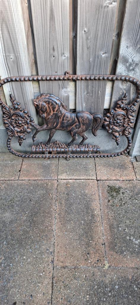 Ijzeren paarden ornamenten., Ophalen