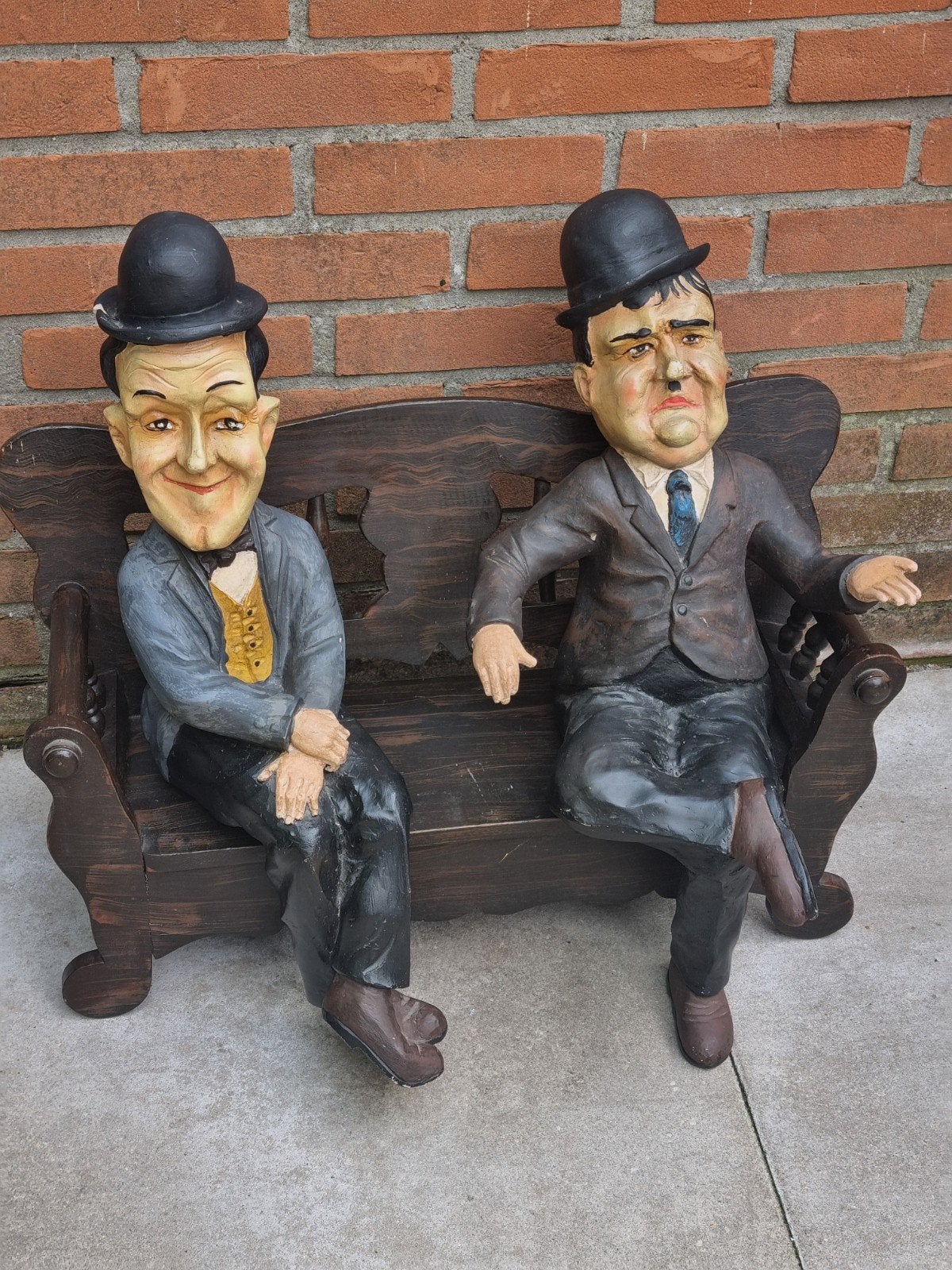 Beelden Laurel en Hardy op een houten bankje, Ophalen