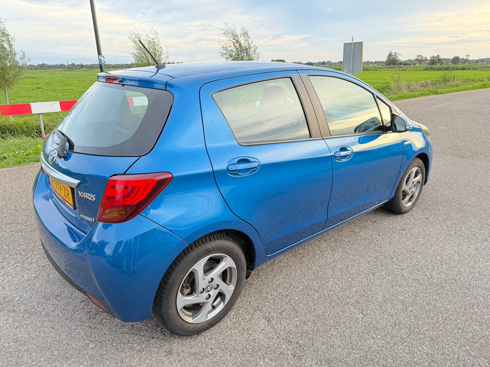 Foto 5 van Toyota Yaris Hybrid 1.5 AUTOMAAT| Navi| Cruise| Climate