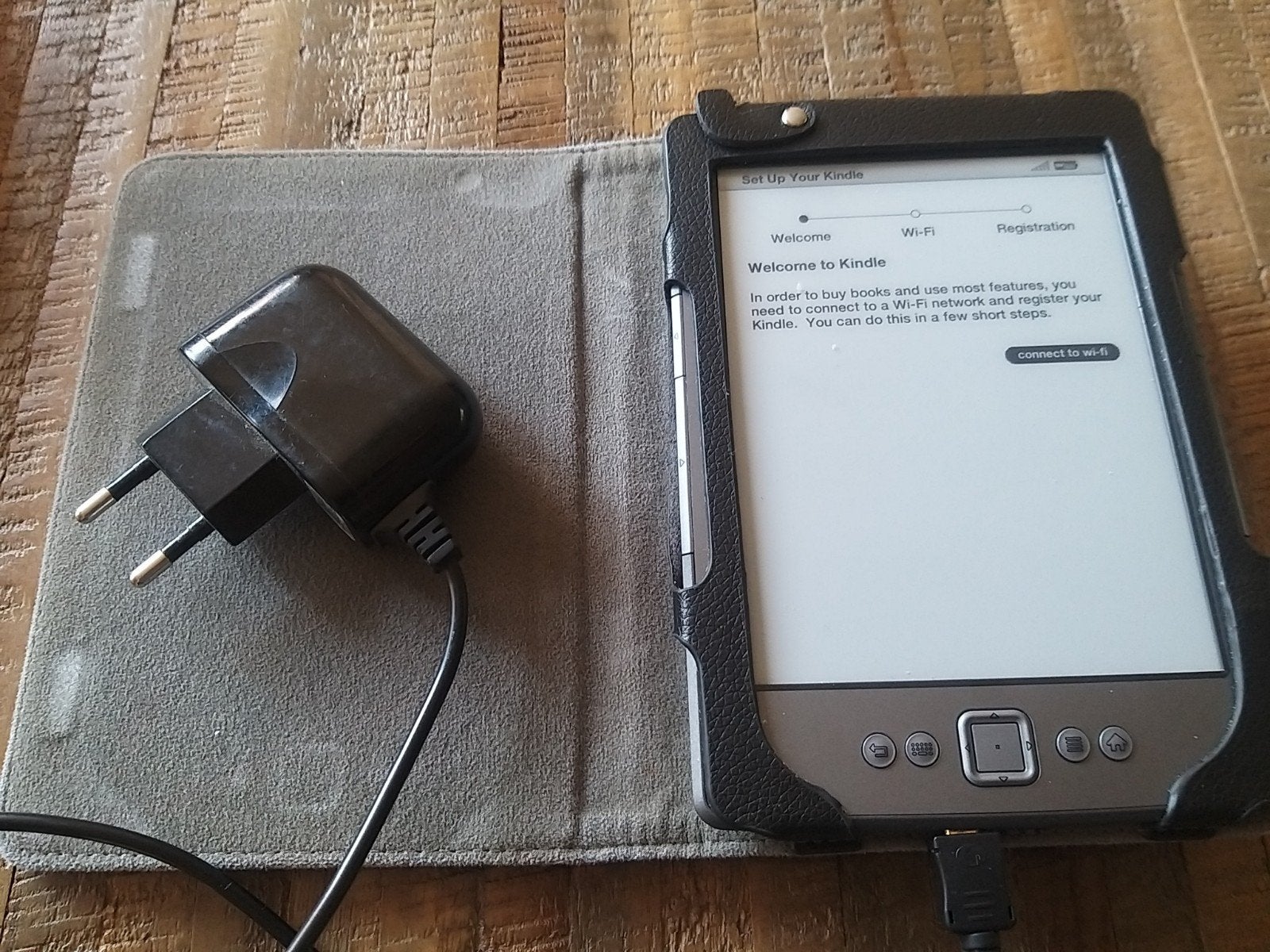 Kindle E-reader met hoes en oplader, Computers en Software, 6 inch of minder, Zo goed als nieuw, 4 GB of minder, Wi-Fi