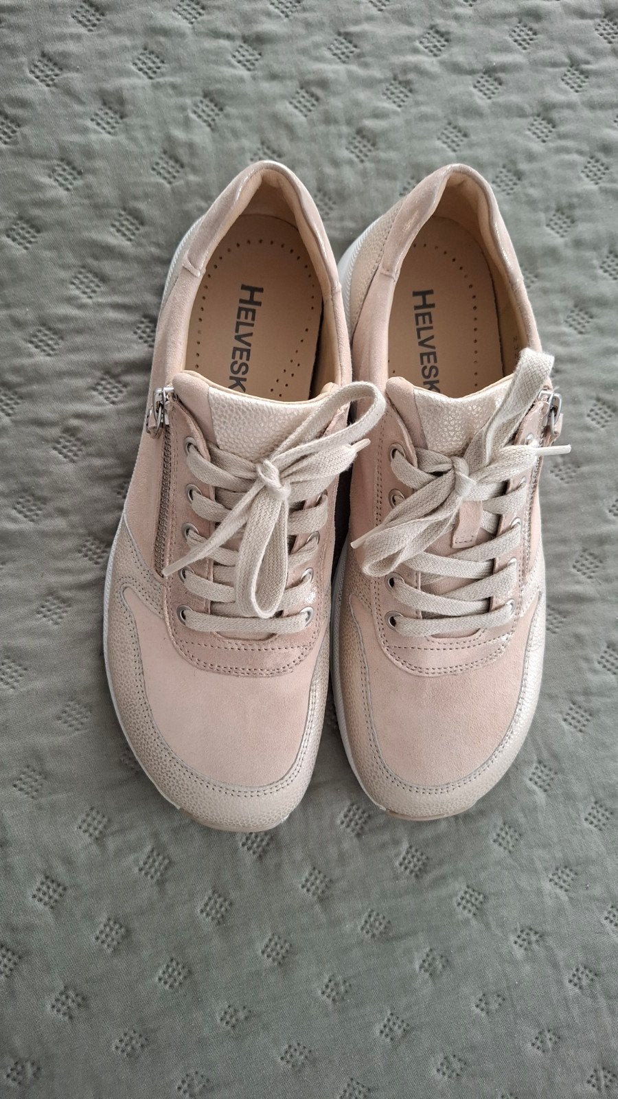 Zandkleur schoenen merk Helvesko. Leer en suède.  Maat 41, Kleding | Dames, Schoenen, Ophalen of Verzenden, Zo goed als nieuw