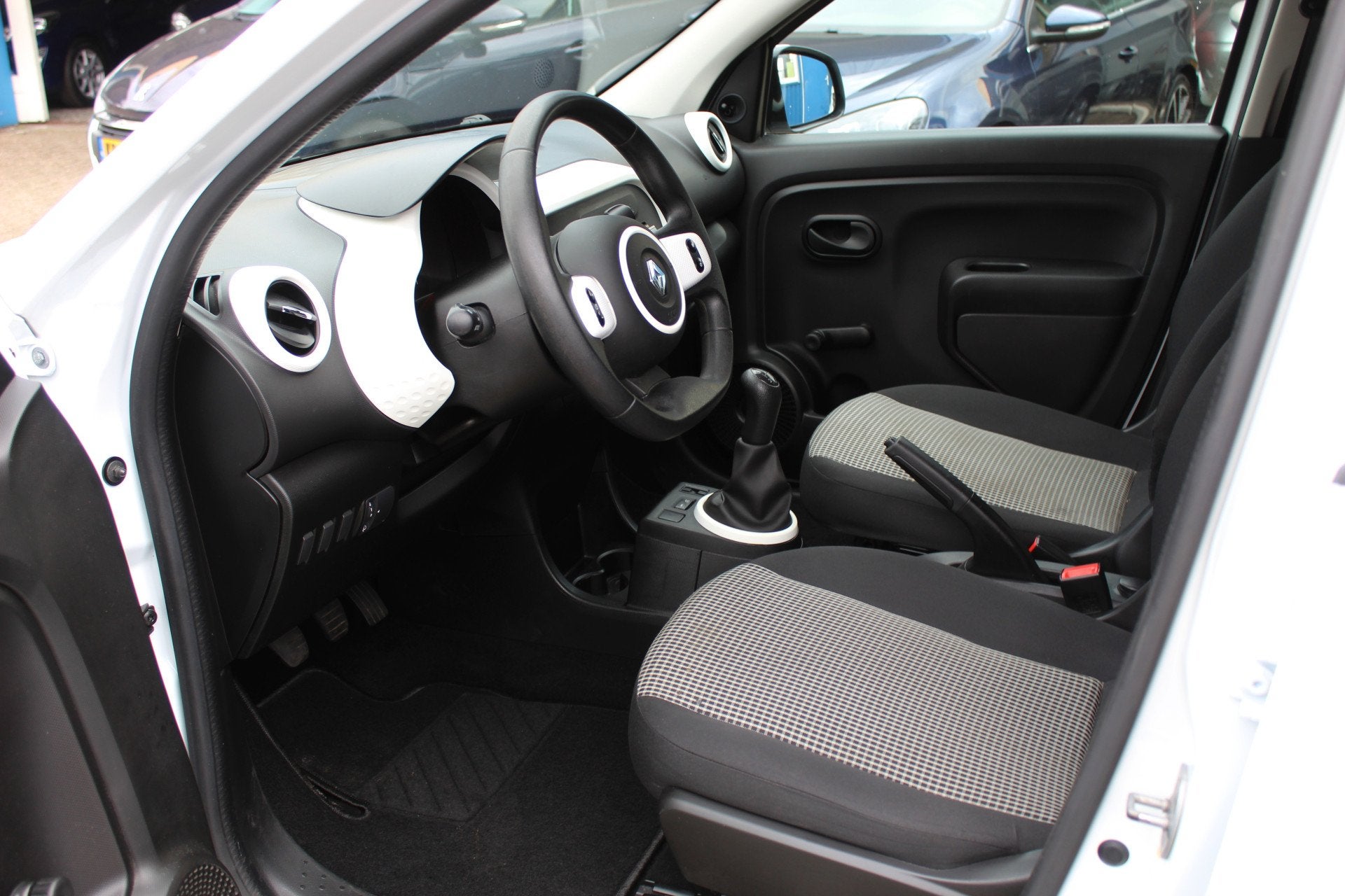 Renault Twingo Life '' White Pearl " (bj 2017), Auto's, 839 kg, Gebruikt, 4 stoelen, Wit