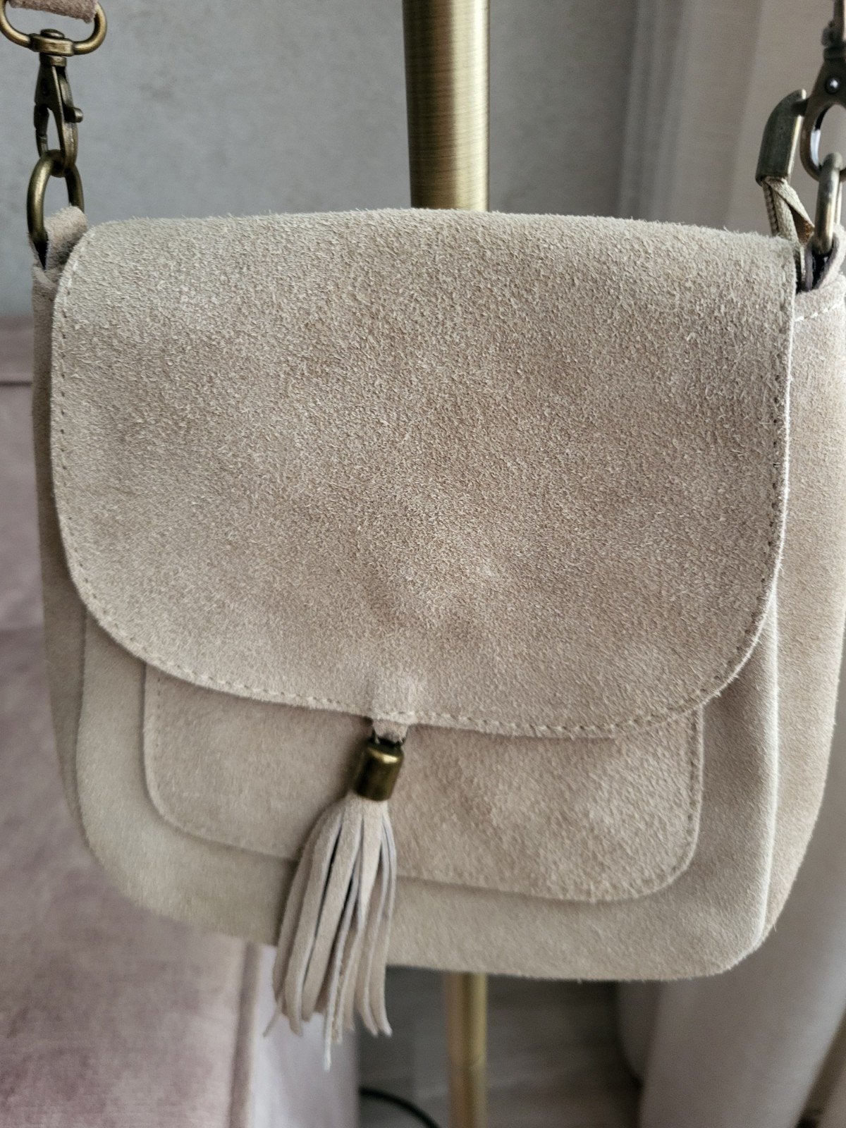 Nieuw suède leren beige schoudertasje - nooit gedragen!, Sieraden, Tassen en Uiterlijk, Tassen | Schoudertassen, Overige merken