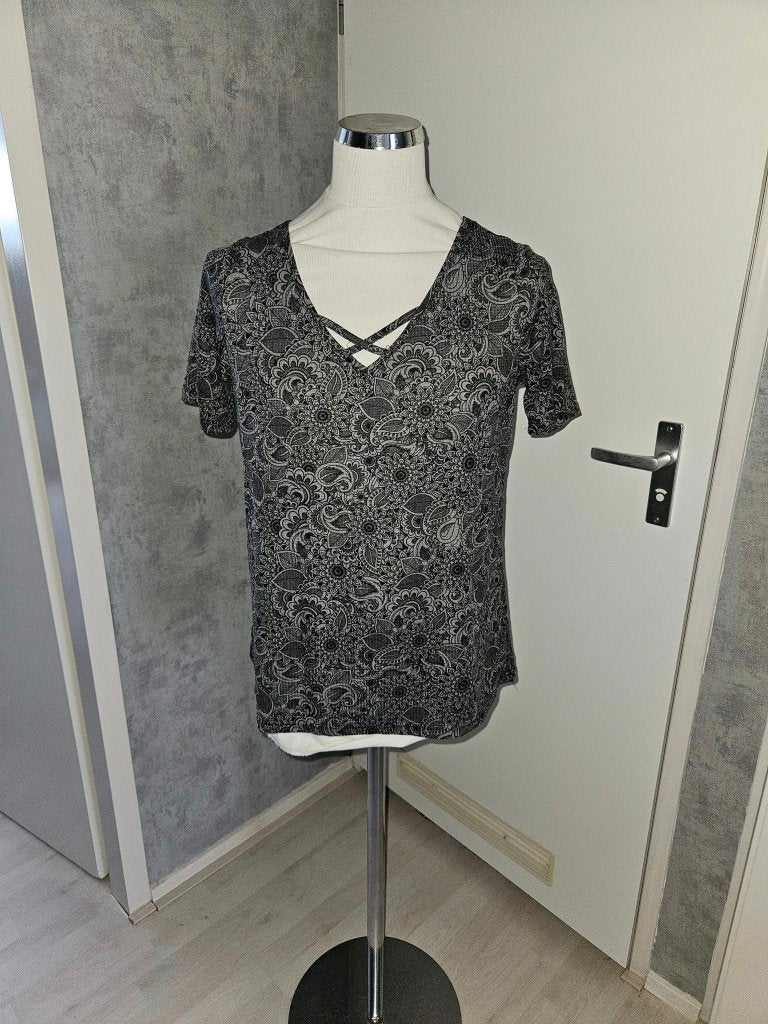 Janice T-shirt met korte mouwen en paisley print maat 44, Janice, Zwart, Maat 42/44 (L), Ophalen of Verzenden