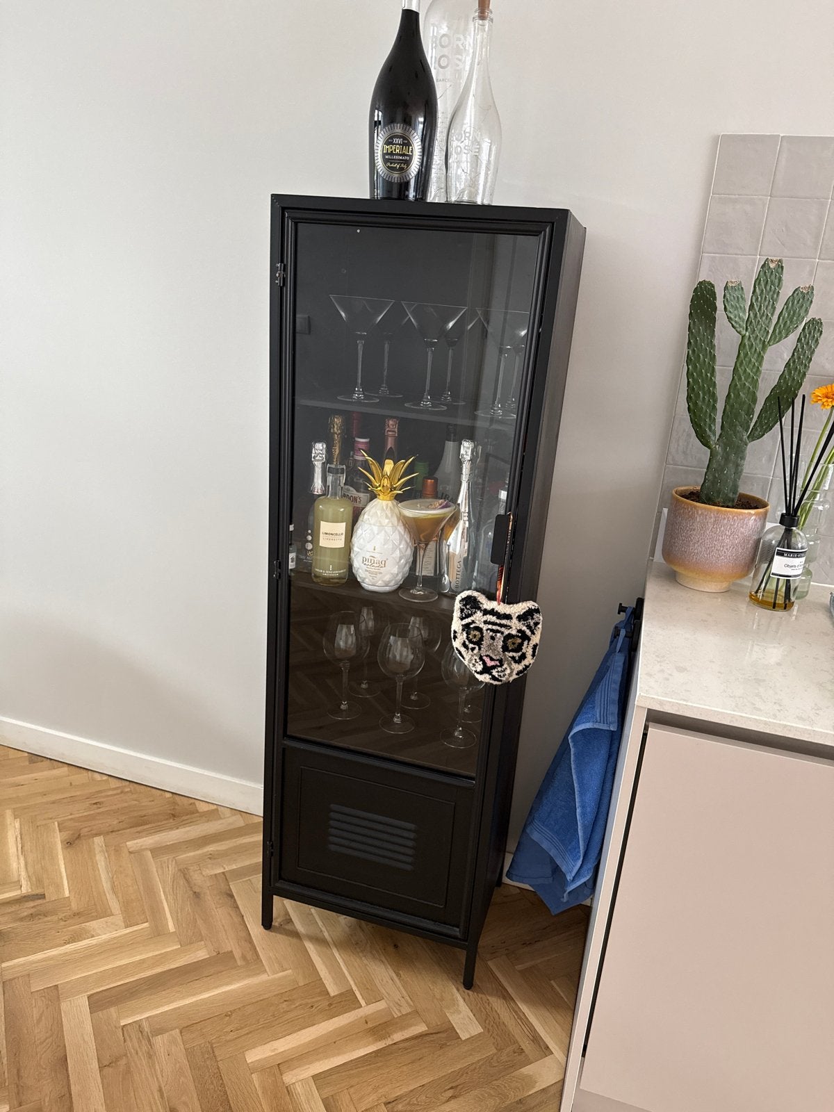 Zwart metalen vitrinekast met glazen deur Woood, Ophalen, Minder dan 50 cm, Zo goed als nieuw, Metaal