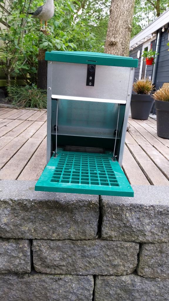Automatische voerbak voor (kriel) kippen, Ophalen, Drinken en Voederen