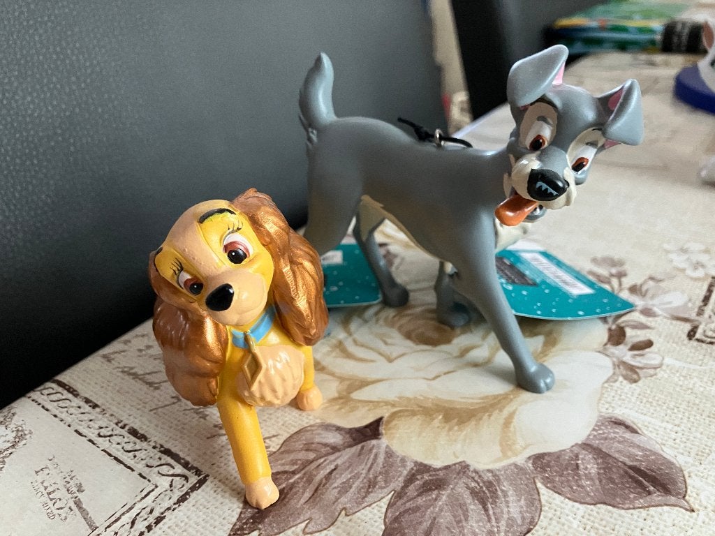 Set van 2 nieuwe disney ornamenten Lady & de Vagebond, Verzamelen, Disney, Ophalen of Verzenden, Overige figuren, Nieuw, Beeldje of Figuurtje