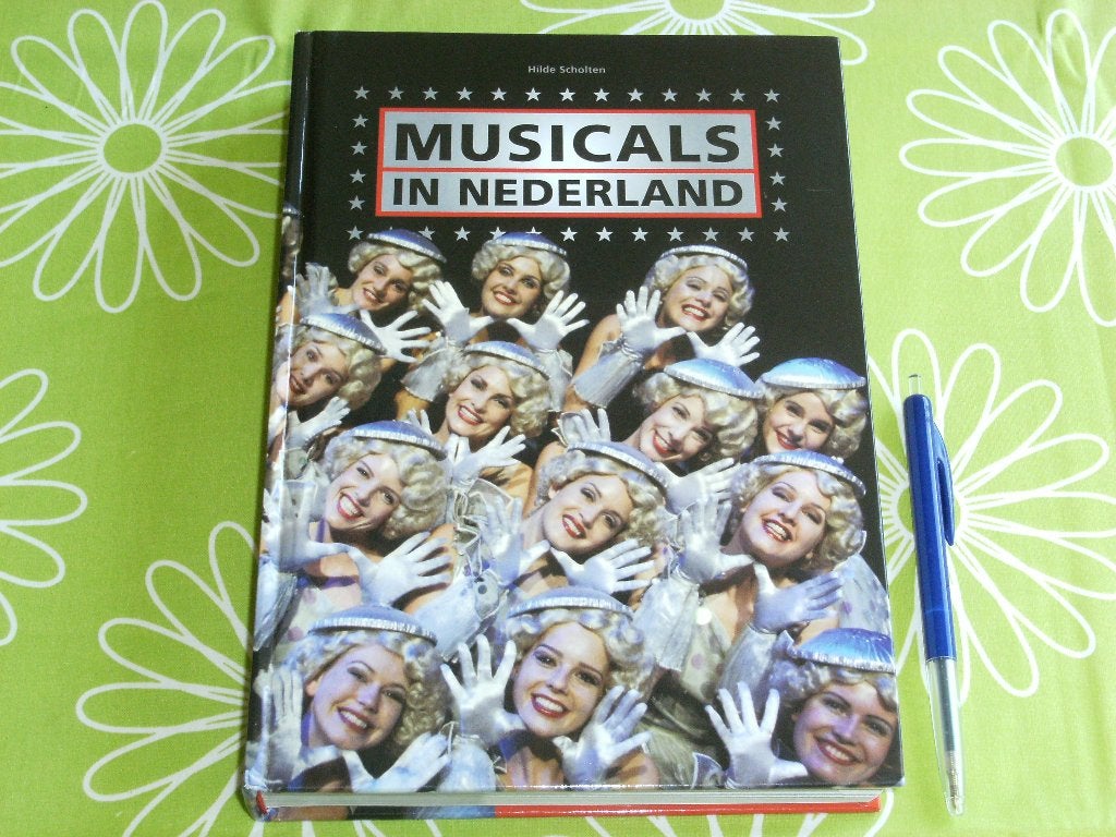 Musicals in Nederland door Hilde Scholten, Ophalen of Verzenden, Zo goed als nieuw, Ballet of Musical