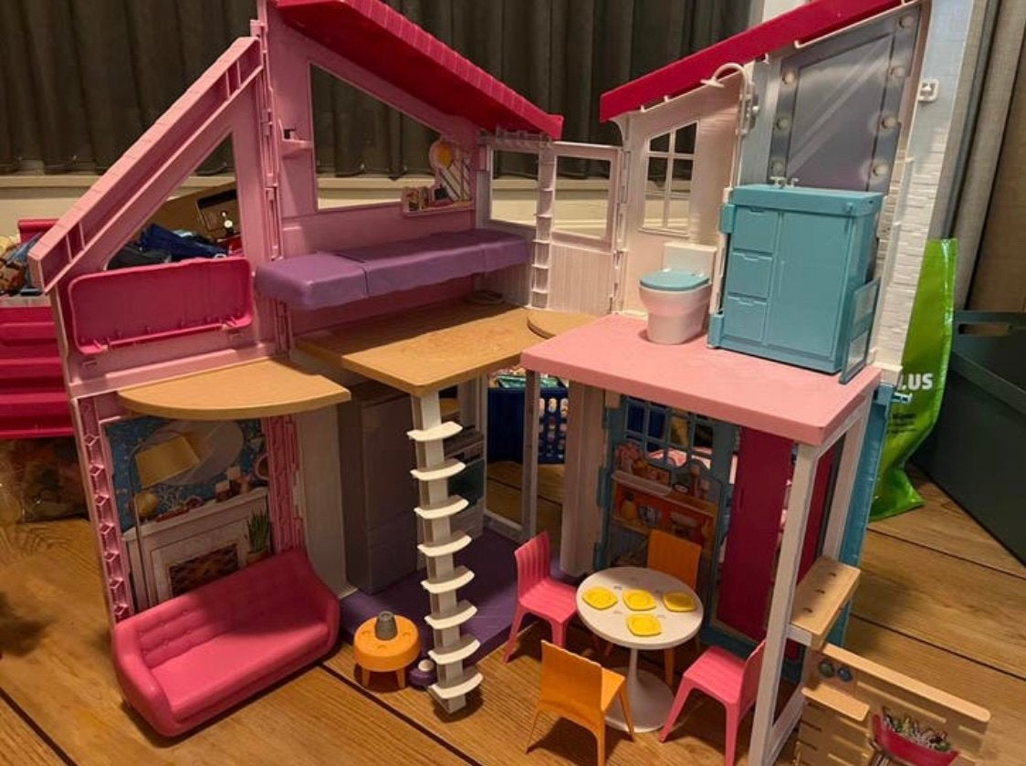 Malibu barbiehuis met veel barbies en paarden, Ophalen, Zo goed als nieuw, Toebehoren