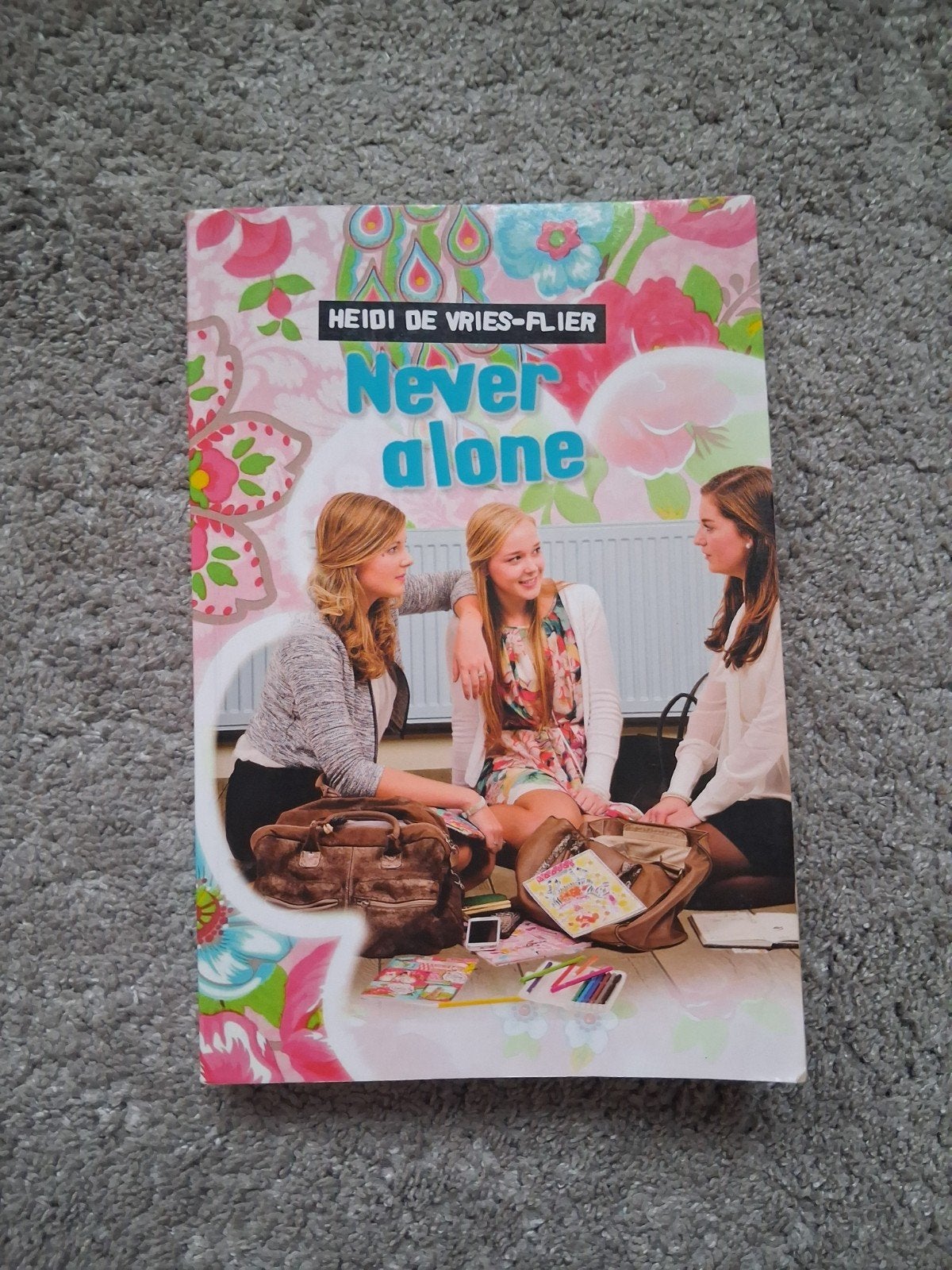 Heidi de Vries-Flier - Never alone, Ophalen of Verzenden, Zo goed als nieuw, Heidi de Vries-Flier