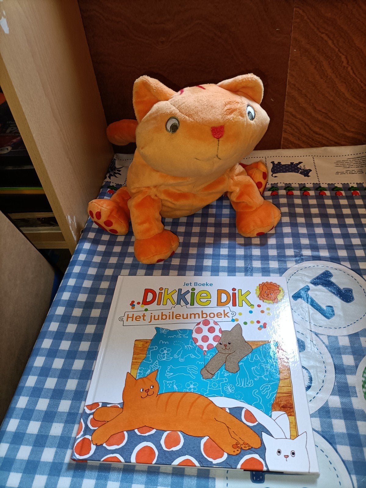 Dikkie Dik knuffel grote versie + boek Het Jubileumboek, Ophalen of Verzenden, Zo goed als nieuw, Overige typen