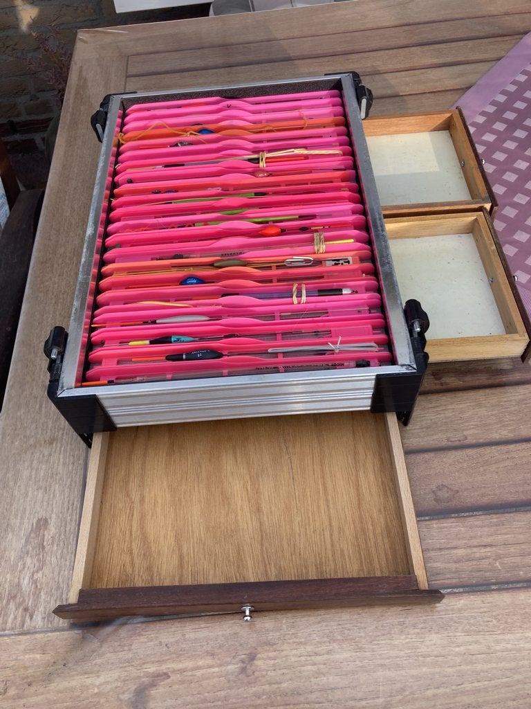 Te Koop RIVE Lade blok van 3 lades dobber lade met dobbers, Ophalen of Verzenden, Gebruikt, Dobber of Lood