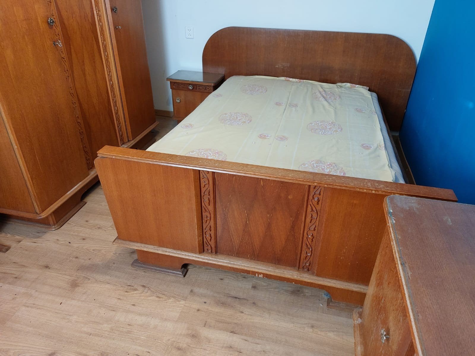 Jaren 50 houten ledikant met siersnijwerk, Ophalen, Gebruikt, Twijfelaar
