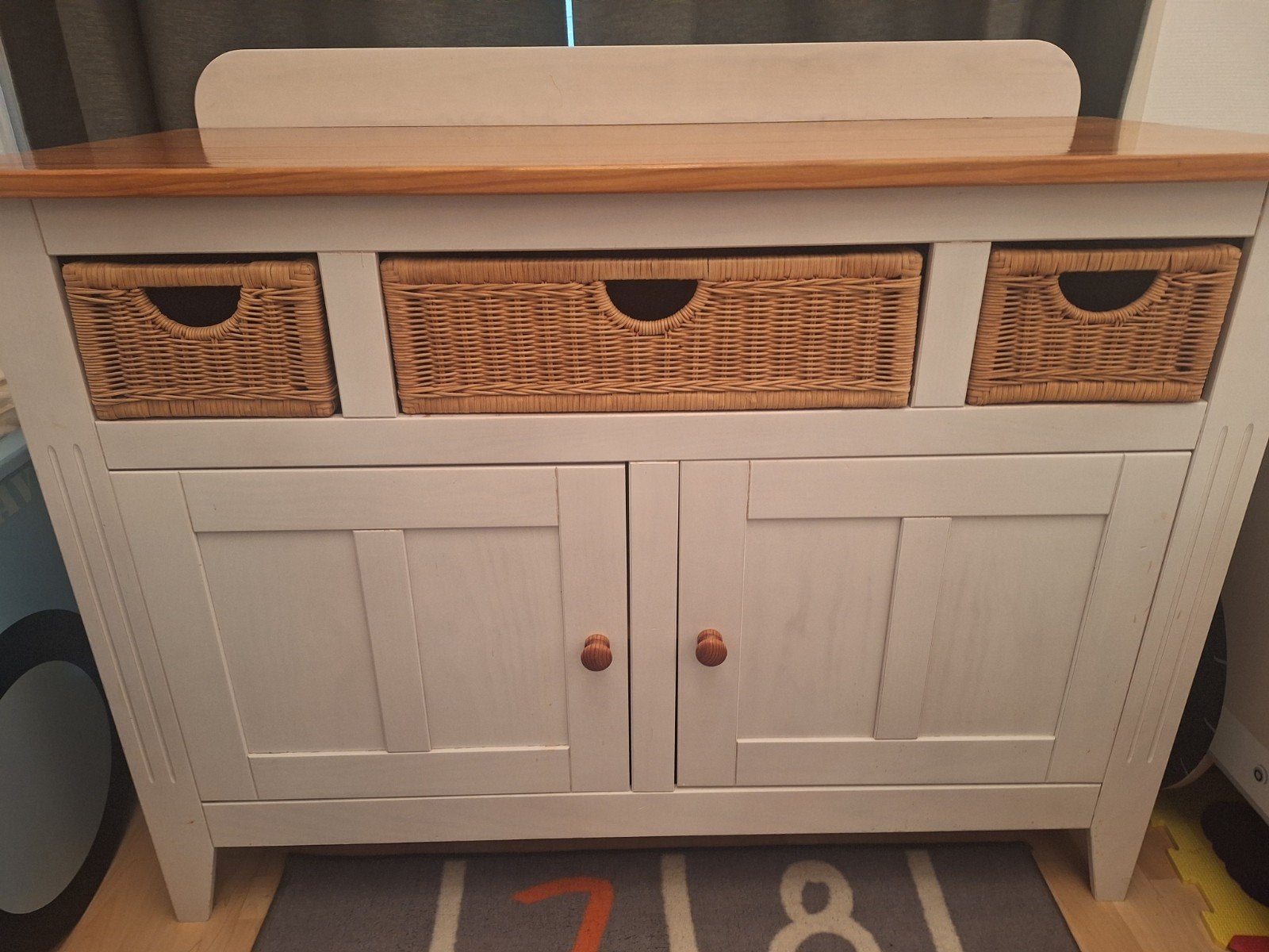 Commode houten blad, witte deurtjes met rieten mandjes, Ophalen, 50 tot 70 cm, Opstaande rand, 90 tot 105 cm