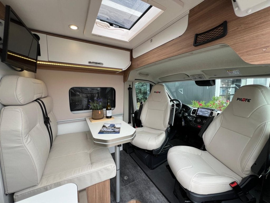 Pilote V 600 G Luifel, Fietsenrek, TV, Schotel, Zonnepaneel!, Koelkast, Ringverwarming, Bedrijf, Luifel