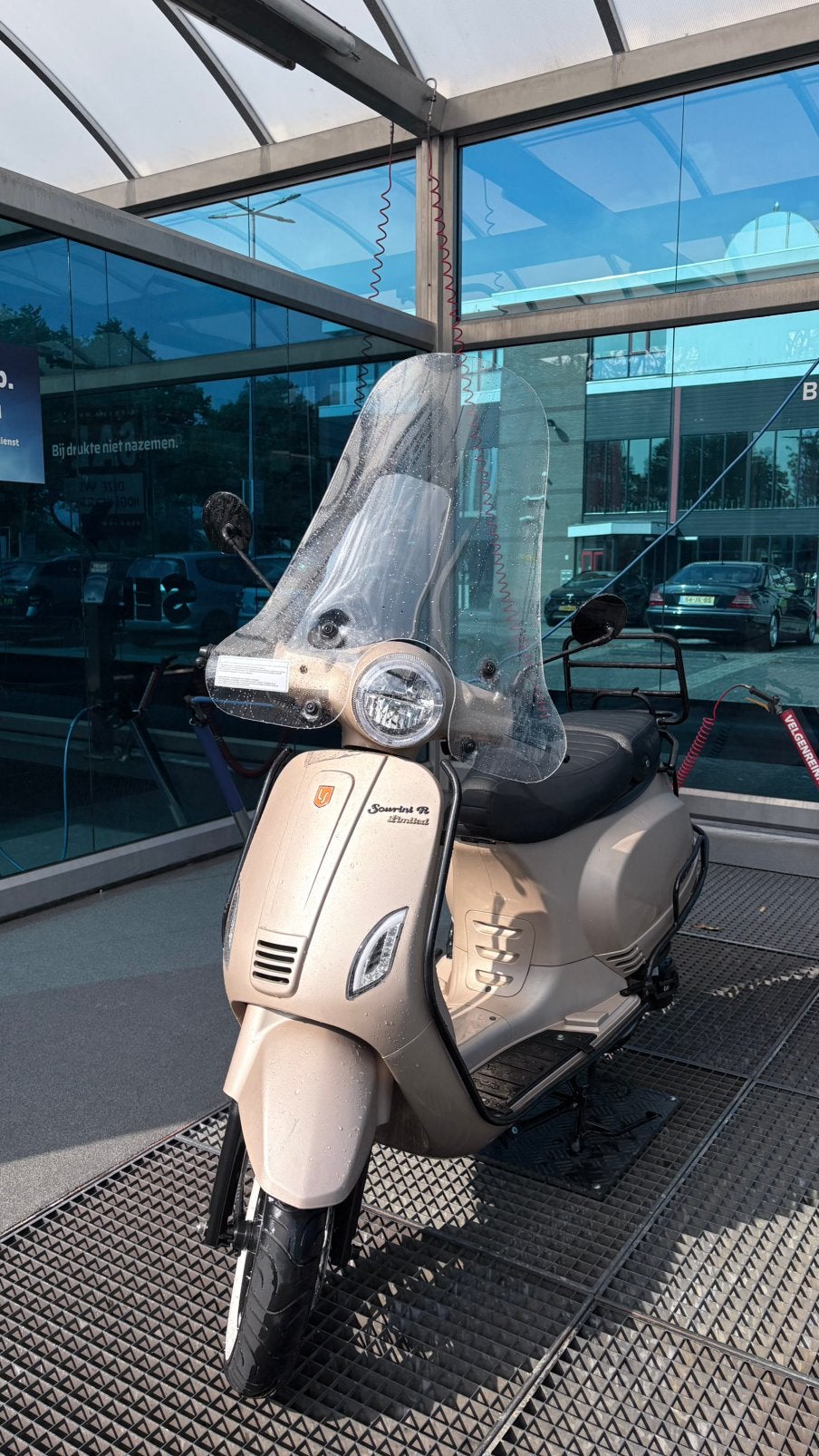 La Souris Sourini R brom (vespa look) - limited edition, Fietsen en Brommers, Snorfietsen en Snorscooters, Overige merken, Ophalen of Verzenden