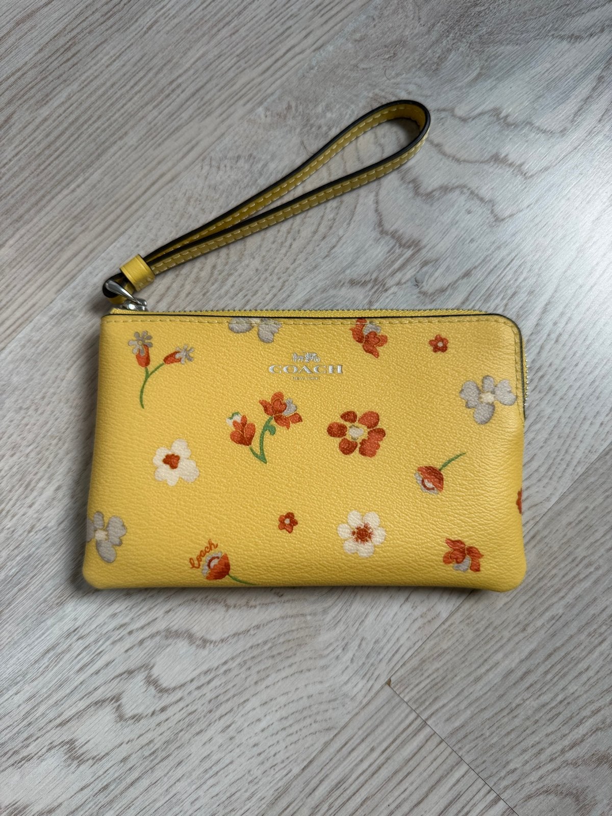 Coach portemonnee met bloemenprint - Geel, Ophalen of Verzenden, Nieuw, Geel, Avondtasje