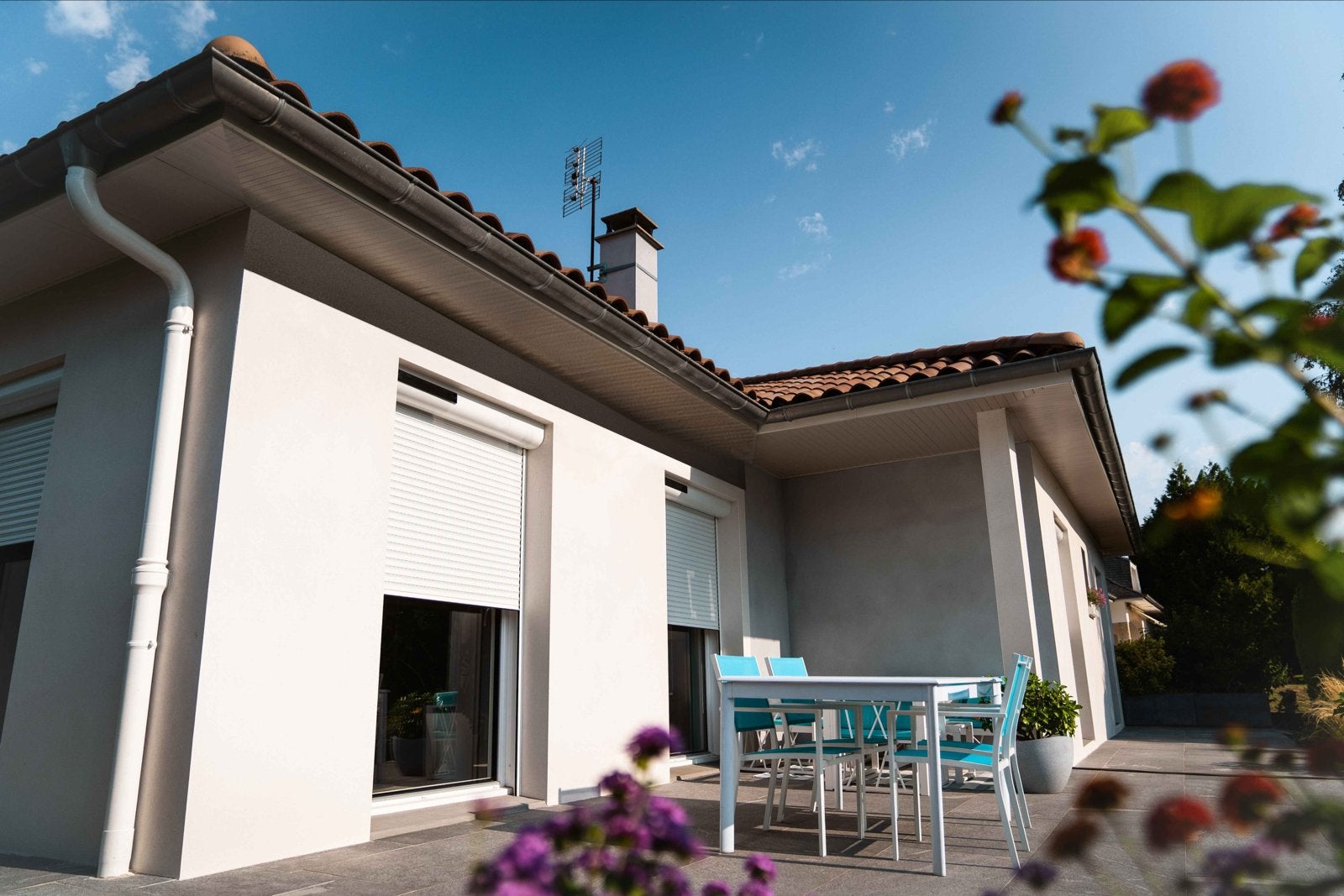 Nieuwe Alulux Solar rolluik 1670x1680mm met Somfy RS100, Ophalen, Wit, Nieuw, Elektrische bediening