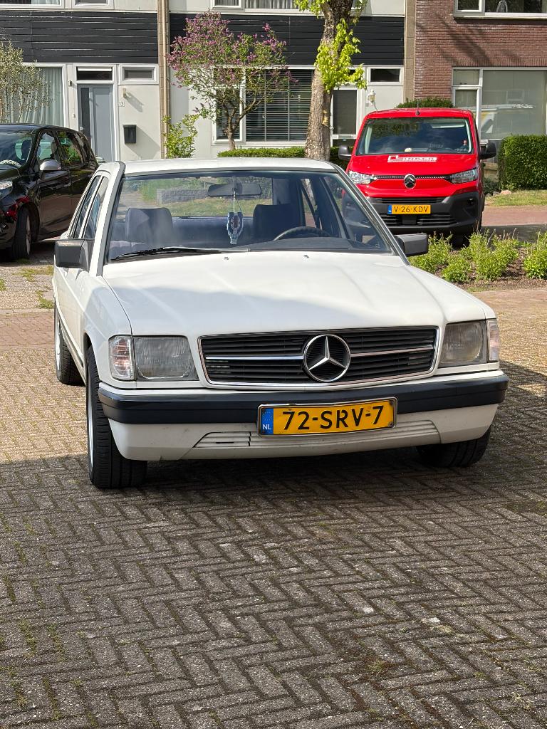 Mercedes-Benz 190-Serie 2.0 1984 Wit, Auto's, Mercedes-Benz, Achterwielaandrijving, 4 cilinders, Leder en Stof, Wit