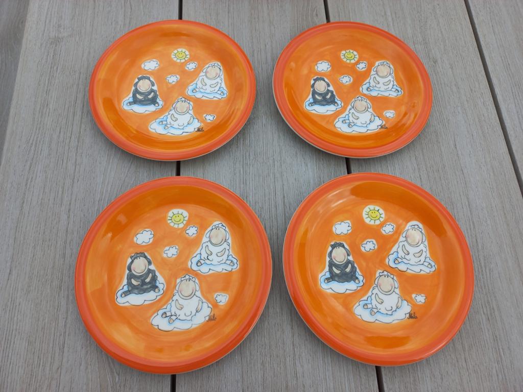 4 Mila keramische kinderborden "Wolle & Bolle" schapenmotief, Ophalen, Keramiek, Zo goed als nieuw, Bord(en)