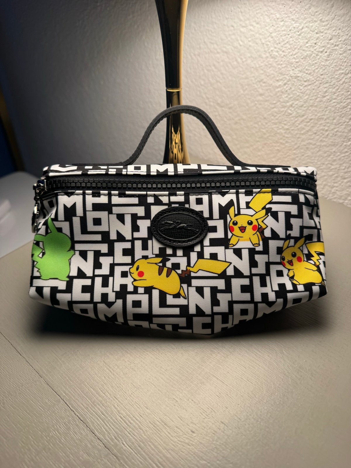 Longchamp x Pokémon Pikachu Make-up Tasje, Ophalen of Verzenden, Zo goed als nieuw, Zwart, Overige typen