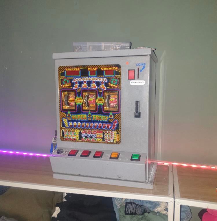 Mini gokkast  bar model . Op euro munten, Verzamelen, Automaten | Gokkasten en Fruitautomaten, Euro, Ophalen, Zo goed als nieuw
