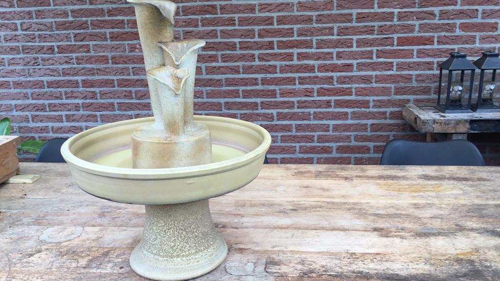 Handgedraaide keramieke kamerfontein, Ophalen, Zo goed als nieuw, Beton
