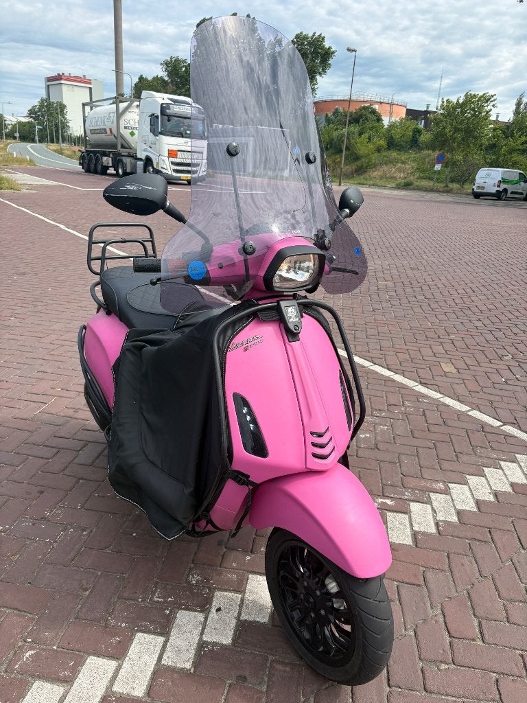 Vespa sprint roze (36 op de teller), Ophalen, Gebruikt, Benzine, Maximaal 25 km/u