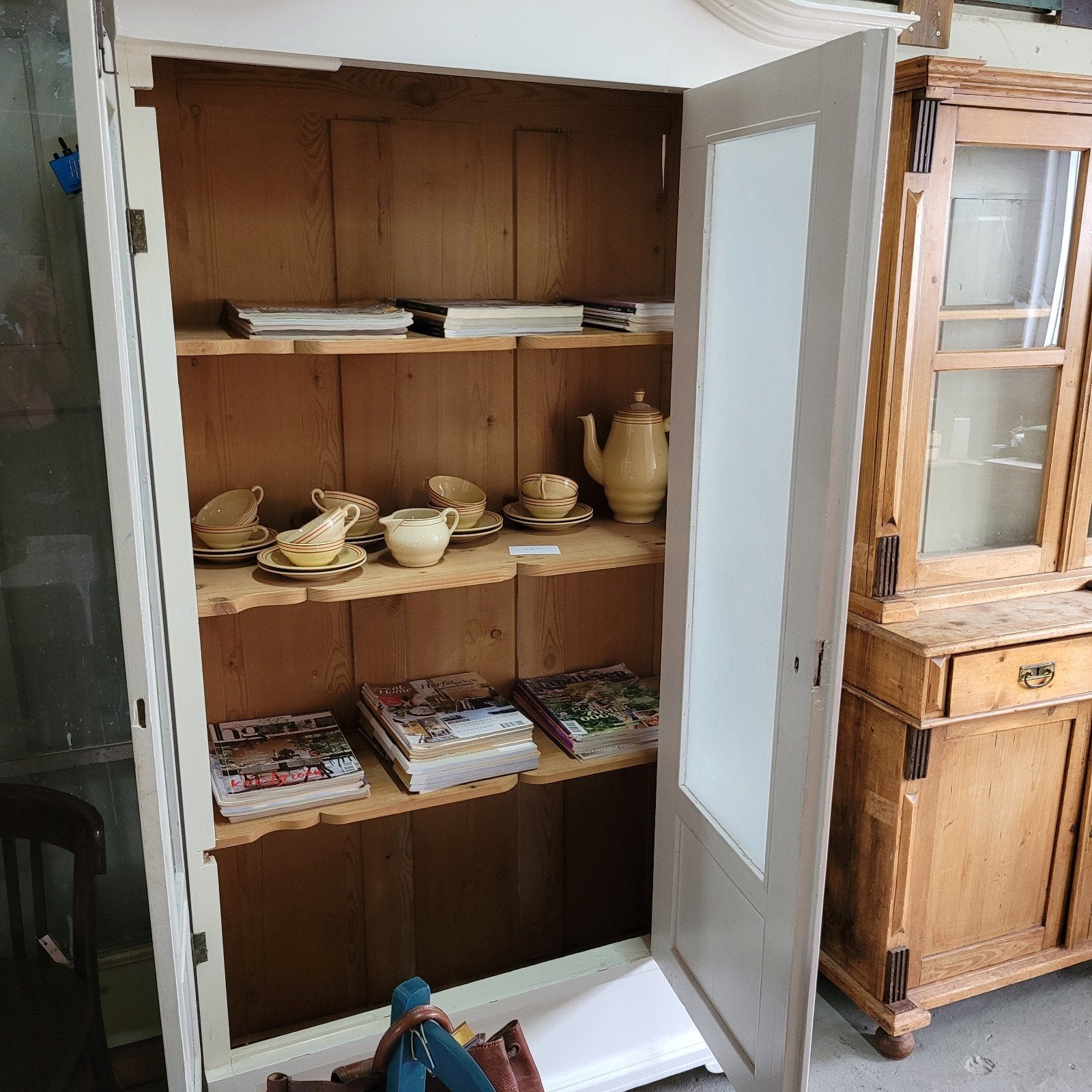 Foto 9 van Brocante oude ondiepe witte kast vitrinekast servieskast