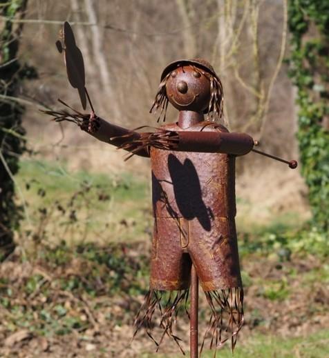VOGELVERSCHRIKKER / metaal /man met vlinder, Tuin en Terras, Tuinbeelden, Nieuw, Metaal, Info@huisentuindecoratiemarie.nl, Mensenbeeld