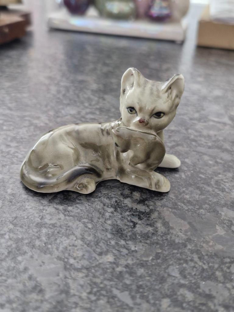 Porseleinen poes beeldje met jong, Verzamelen, Beelden en Beeldjes, Ophalen of Verzenden, Zo goed als nieuw, Dier