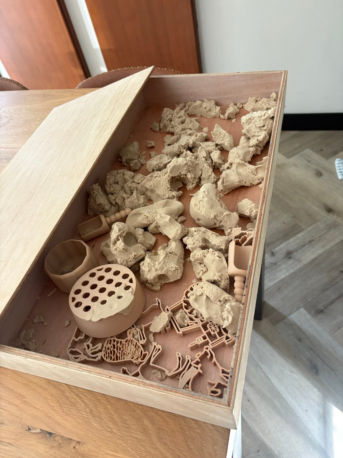 Houten speelbak met kinetisch zand en accessoires, Ophalen, Gebruikt, Knutselen