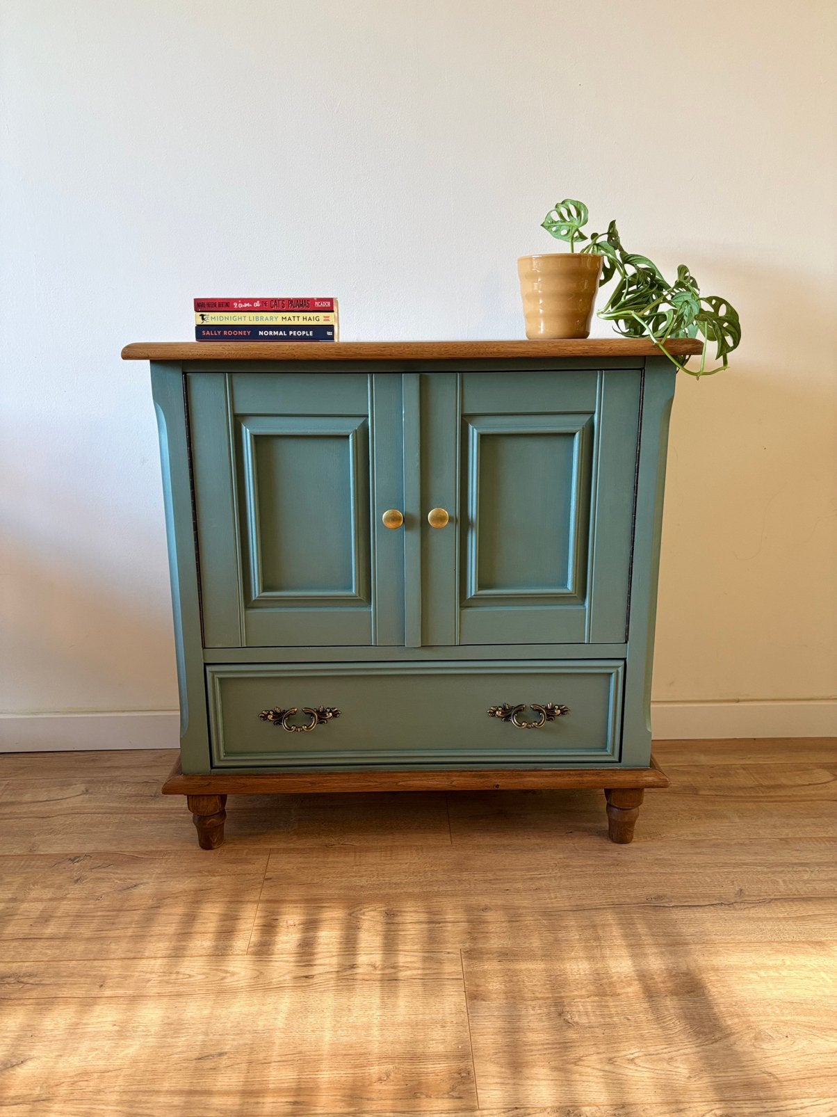 Eucalyptusgroene kast met eiken blad, Huis en Inrichting, Ophalen, Eikenhout, Met lade(s), 50 tot 100 cm
