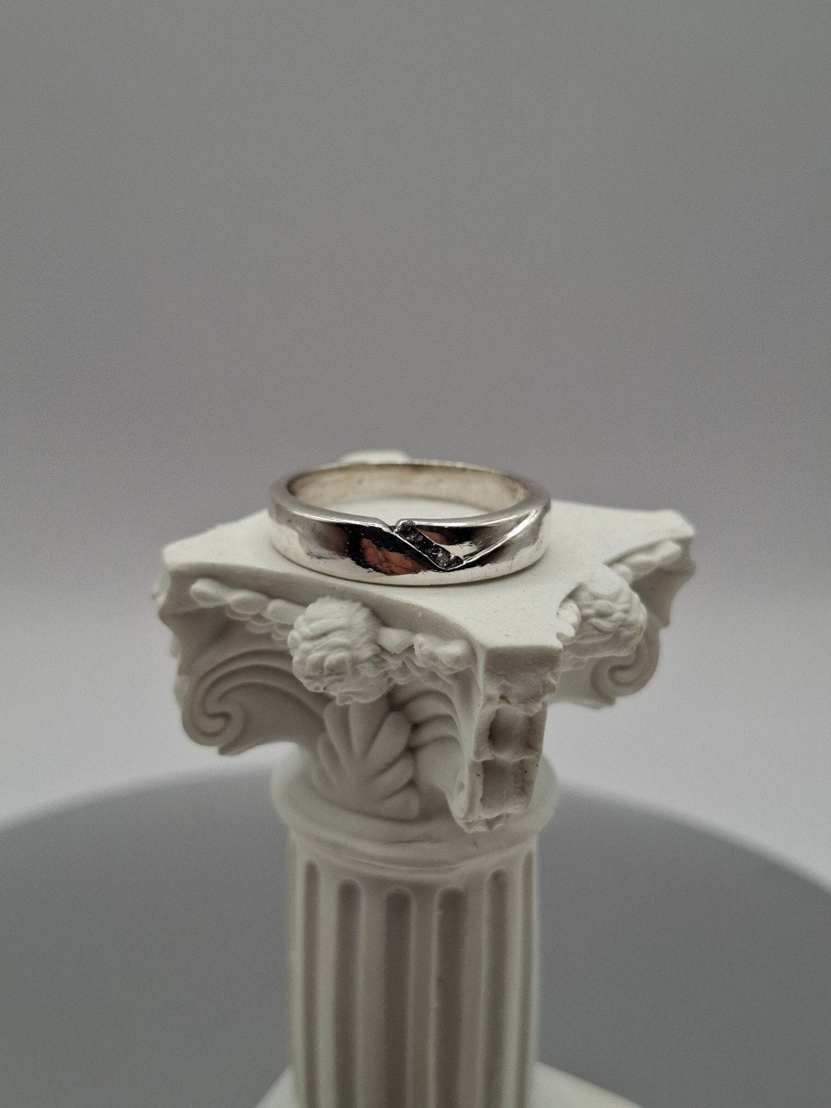 Zilveren ring met 3 diamantjes - Maat 8 US, Gebruikt, Ophalen of Verzenden, 17 tot 18, Met edelsteen