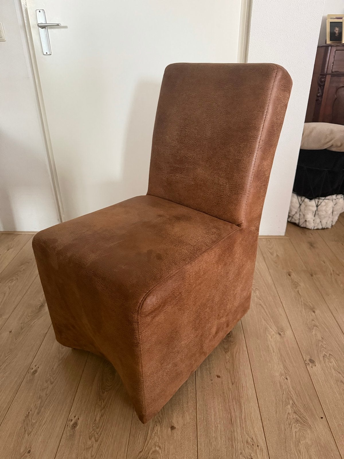 4 suède bruine eetkamerstoelen met wieltjes, Ophalen, Gebruikt, Bruin, Vier