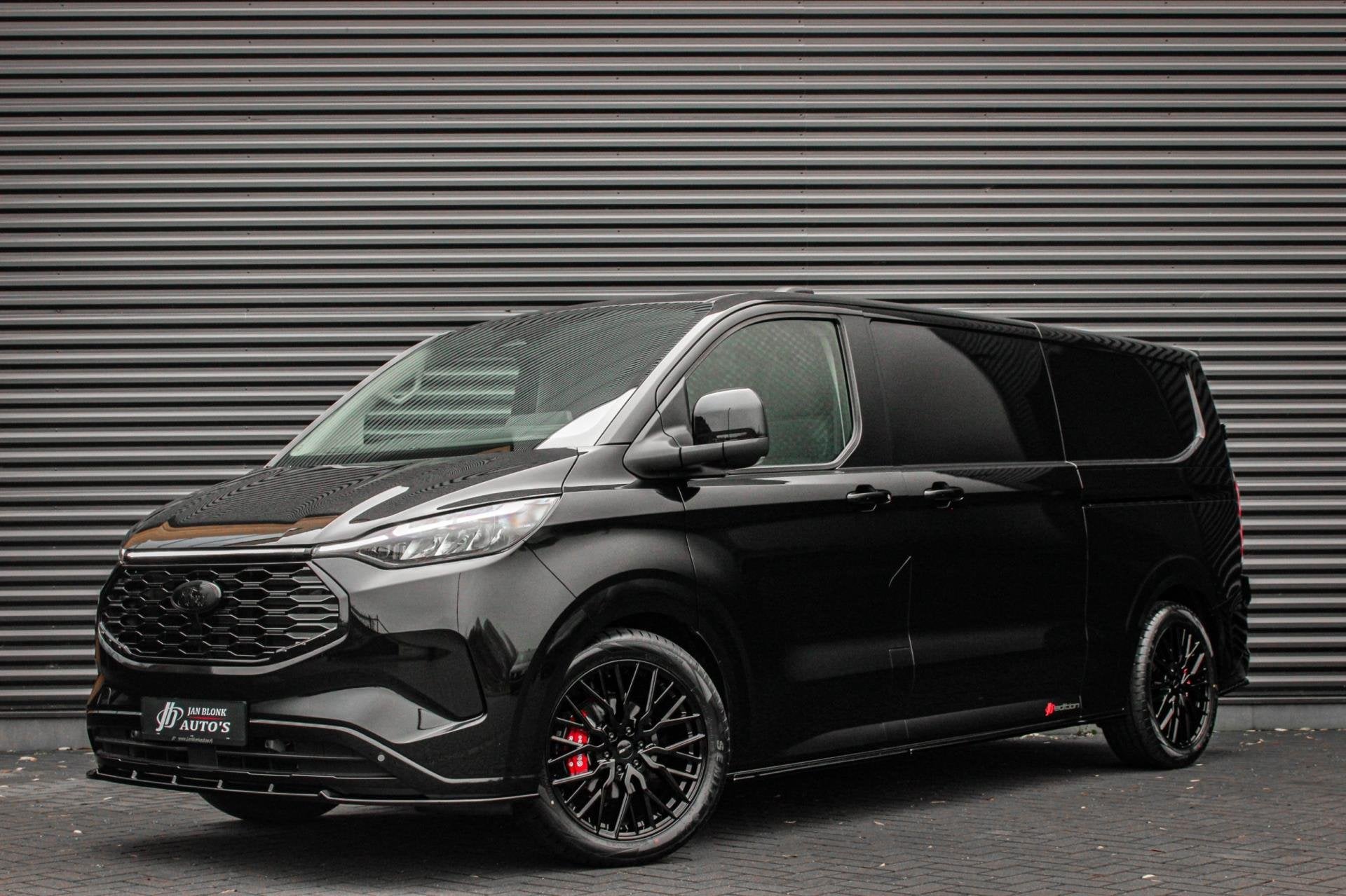 Ford E-Transit Cust. 340 L2H1 Limited 71 kWh 218PK / JB-EDIT, Automaat, Dealer onderhouden, Achterwielaandrijving, Zwart