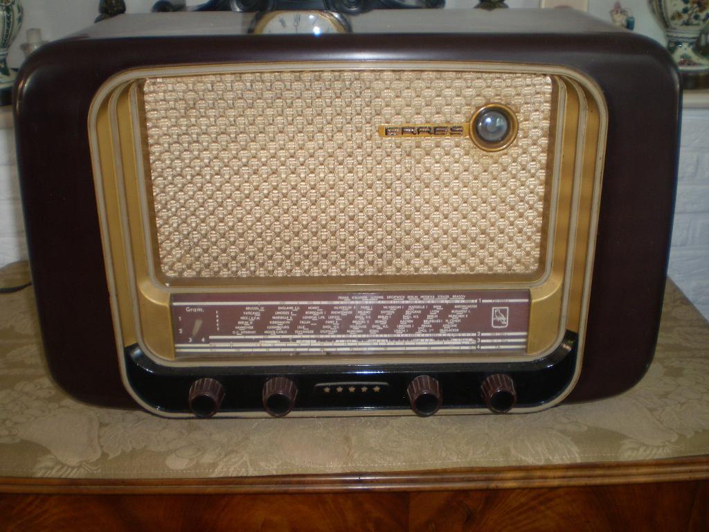 BAKELIETEN ERRES RADIO KV 536, Ophalen of Verzenden